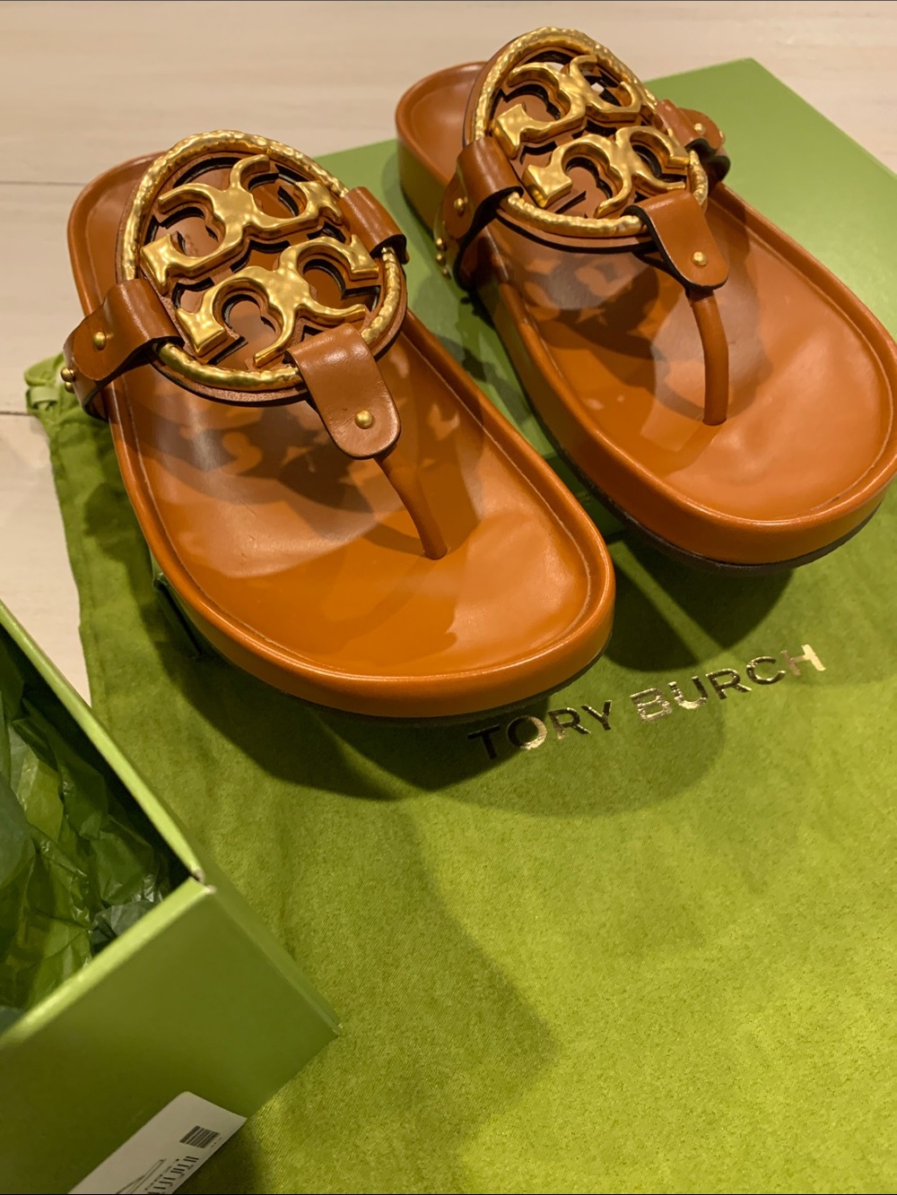 Tory Burch Leather Thong Sandals in Cognac with Gold Emblem NEW - Picture 4 of 4